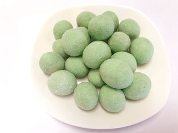 Le wasabi de forme ronde a enduit la couleur verte de casse-croûte d'arachide coûtée les arachides croustillantes