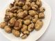 Casse-croûte à moitié enduit rôti d'arachide avec des casse-croûte de GMO de saveur de piment NON - savoureux