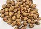 Casse-croûte à moitié enduit rôti d'arachide avec des casse-croûte de GMO de saveur de piment NON - savoureux