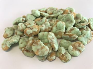 Le wasabi enduit a rôti les vitamines salées de nourriture de fèves contenues pour des enfants