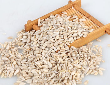 Les produits verts poussés crus des noyaux Nuts100% de graines de tournesol badinent amical
