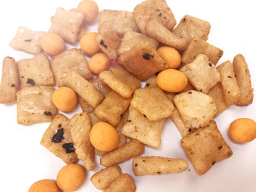 Casse-croûte mélangés rôtis purs salés savoureux d'arachides enduites de préparation de biscuit de riz