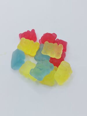 Des gommes d'ours aux couleurs vives, à la forme d'un ours, à la texture de ressort et à la texture à mâcher, fabriquées avec des ingrédients de qualité supérieure