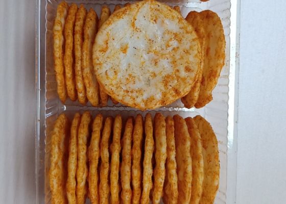 Le BARBECUE de BRC non GMO a rôti les casse-croûte ronds de biscuits de riz savoureux et les goûts croustillants