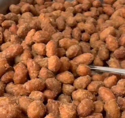 Des arachides croquantes à l'ail noir rôties à la chaleur - Irrésistibles