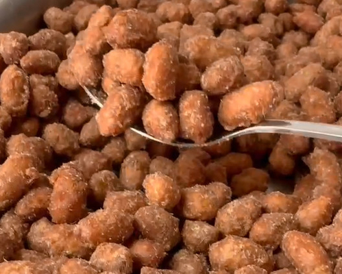 Des arachides croquantes à l'ail noir rôties à la chaleur - Irrésistibles
