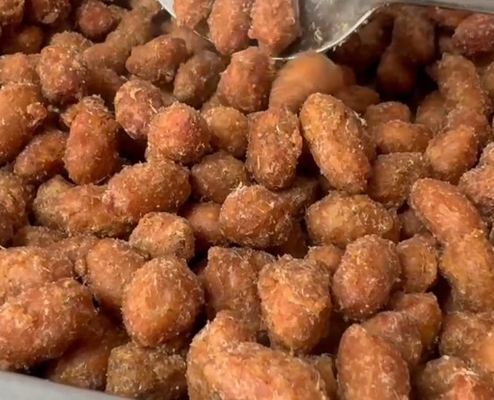 Des arachides croquantes à l'ail noir rôties à la chaleur - Irrésistibles