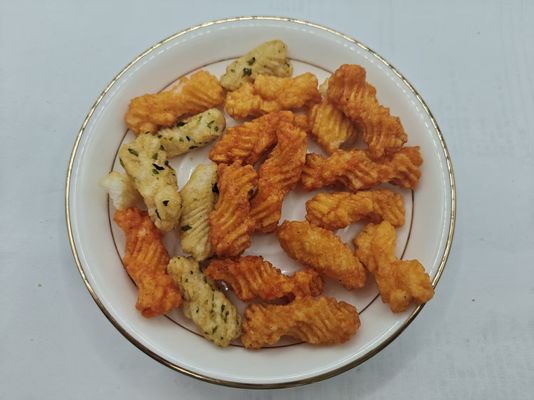 Craquelins de riz mélangés à la fusion de saveurs d'algues et de sauce soja