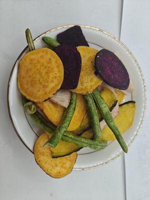 Chips de fruits et légumes avec des chips de fruits et légumes