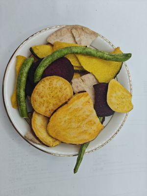 Chips de fruits et légumes avec des chips de fruits et légumes