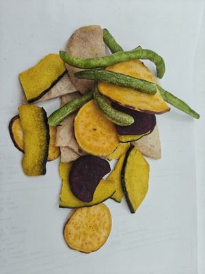 Chips de fruits et légumes avec des chips de fruits et légumes