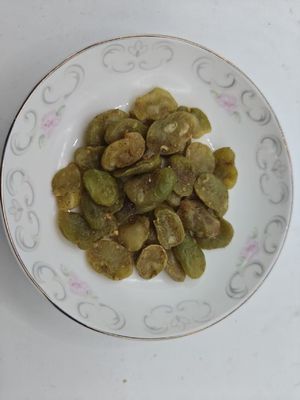 Chips de haricots émeraude infusés d'ail doré noir