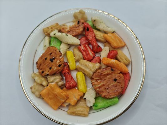 Craquelins de riz mélangés saveurs originales personnalisées, emballage en vrac avec ingrédients à l'huile