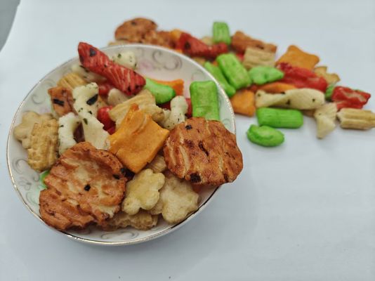 Craquelins de riz mélangés saveurs originales personnalisées, emballage en vrac avec ingrédients à l'huile