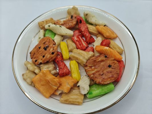 Craquelins de riz mélangés saveurs originales personnalisées, emballage en vrac avec ingrédients à l'huile