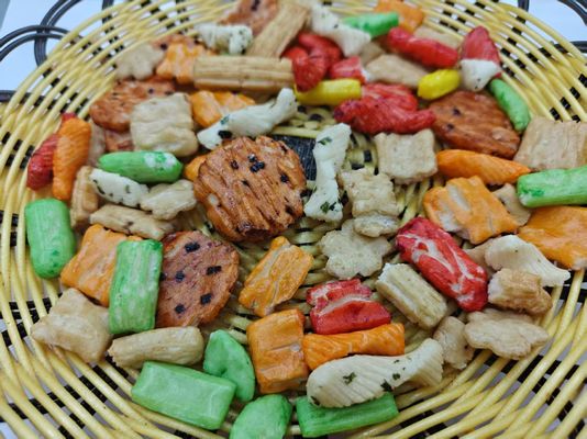 Craquelins de riz mélangés saveurs originales personnalisées, emballage en vrac avec ingrédients à l'huile