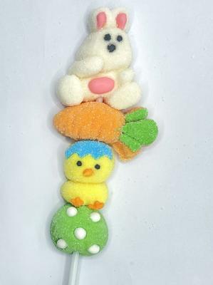 Adorables personnages de guimauve sur bâtonnets