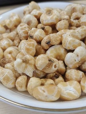 Des collations croquantes délicieuses sans huile naturelle cuites au four, cuites au four au maïs