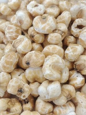 Des collations croquantes délicieuses sans huile naturelle cuites au four, cuites au four au maïs