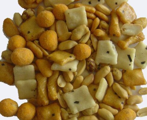 Des biscuits de riz épicés des arachides des mélanges des collations asiatiques croustillantes des repas végétaliens sans gluten