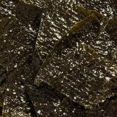 Des collations d'algues grillées au sel de mer - mélange de collations saines sans gluten et faibles en gras