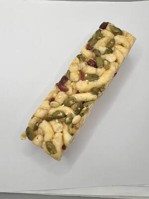 Nutritifs Faible teneur en matières grasses sans sucrose Sachima Céréales Snack avec graines de citrouille Raisins secs Cranberry pour les consommateurs soucieux de leur santé