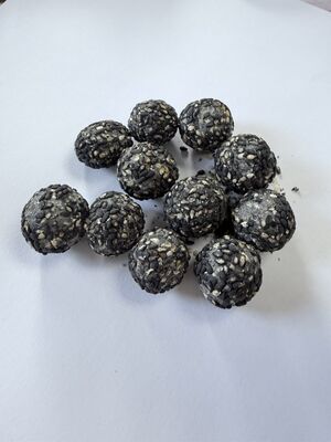 Noix de sésame noire recouverte de cinq grains noirs avec un revêtement extérieur croustillant et une noix de cacahuète grasse à l'intérieur