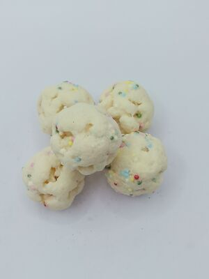 Boulettes de riz au chocolat blanc - Riche mélange de chocolat blanc et de riz croustillant avec des éclaboussures colorées pour une ambiance festive, des collations de soja croquantes et légères