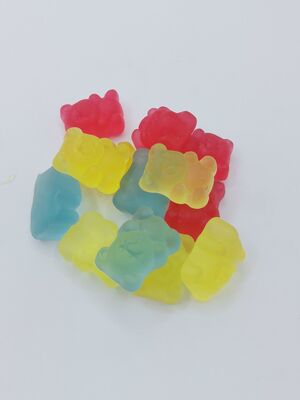 Des gommes d'ours aux couleurs vives, à la forme d'un ours, à la texture de ressort et à la texture à mâcher, fabriquées avec des ingrédients de qualité supérieure
