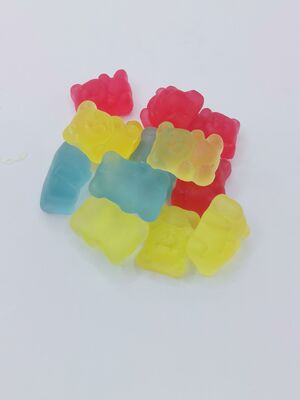 Des gommes d'ours aux couleurs vives, à la forme d'un ours, à la texture de ressort et à la texture à mâcher, fabriquées avec des ingrédients de qualité supérieure