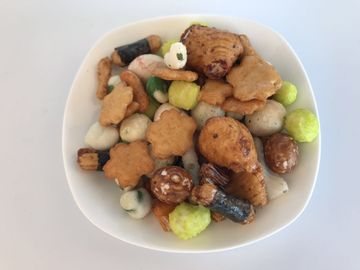 La préparation épicée de biscuit de casse-croûte de nourriture d'arachide/riz 2 faible en calories dans le détaillant met en sac