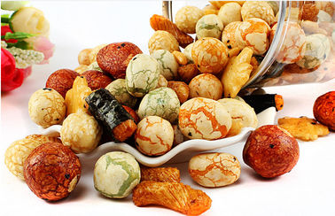 Préparation de soufflage de biscuit de riz de wasabi, biscuits délicieux de riz de goût croustillant avec des écrous 