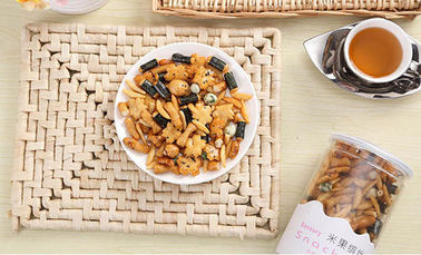Les petits biscuits ronds de riz de piments multi de saveur vendent la marque de distributeur au détail d'emballage