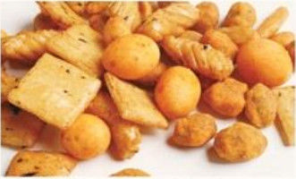 Casse-croûte mélangés rôtis d'arachides enduits par mélange savoureux cacher de biscuit de riz de saveur de BBQ