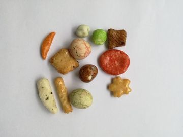 Le certificat halal a enduit des arachides mélangées a salé les casse-croûte colorés de biscuits épicés de riz