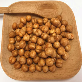 Les pois chiches frits rôtis enduits avec plein nutritif de vitamines cueillent à la main