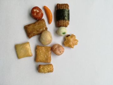 Préparation cuite au four croustillante de biscuit de riz avec les pois d'arachides enduites