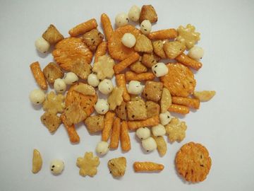 La sauce de soja assaisonne différentes formes de riz de préparation croustillante de biscuit délicieuses