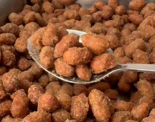 Des arachides croquantes à l'ail noir rôties à la chaleur - Irrésistibles