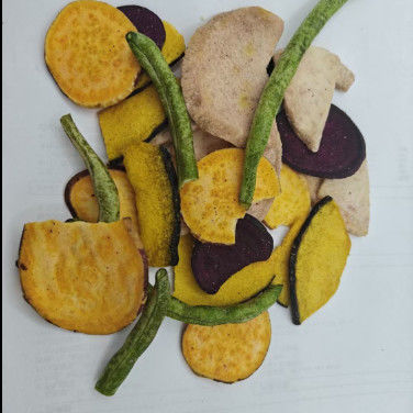 Chips de fruits et légumes avec des chips de fruits et légumes