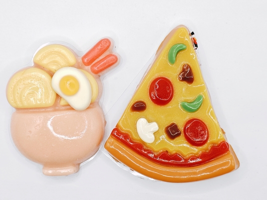 Une pizza japonaise en forme de ramen, des gommes, des bonbons et des biscuits.