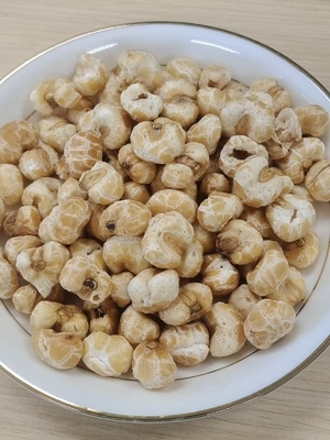 Des collations croquantes délicieuses sans huile naturelle cuites au four, cuites au four au maïs