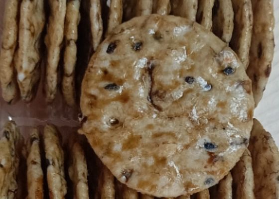 Aucune saveur de coloration de sauce de soja de sésame n'a rôti les casse-croûte croustillants de biscuits de riz tout l'âge