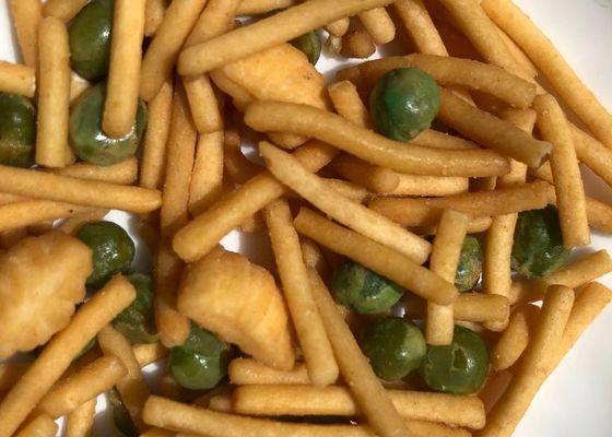 Sac d'oreiller d'azote emballant la préparation croustillante de biscuit de riz avec les pois